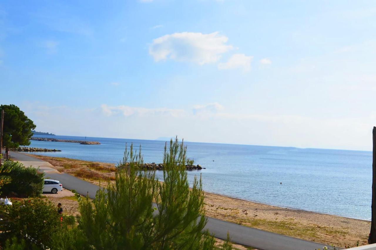 Lemon Beach Front Apartment, Nikiti Bagian luar foto
